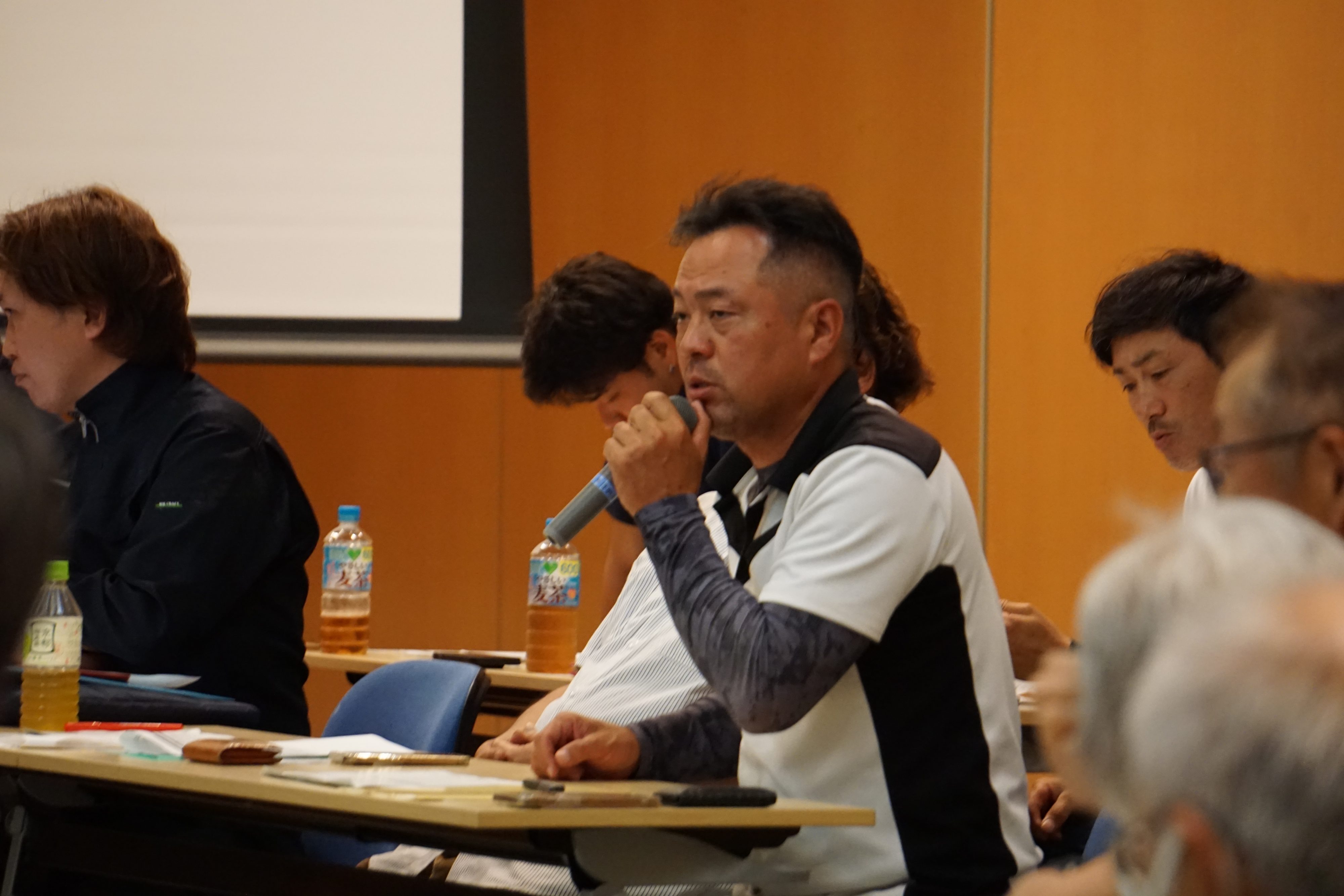 真摯にプレゼンテーションを行う様子