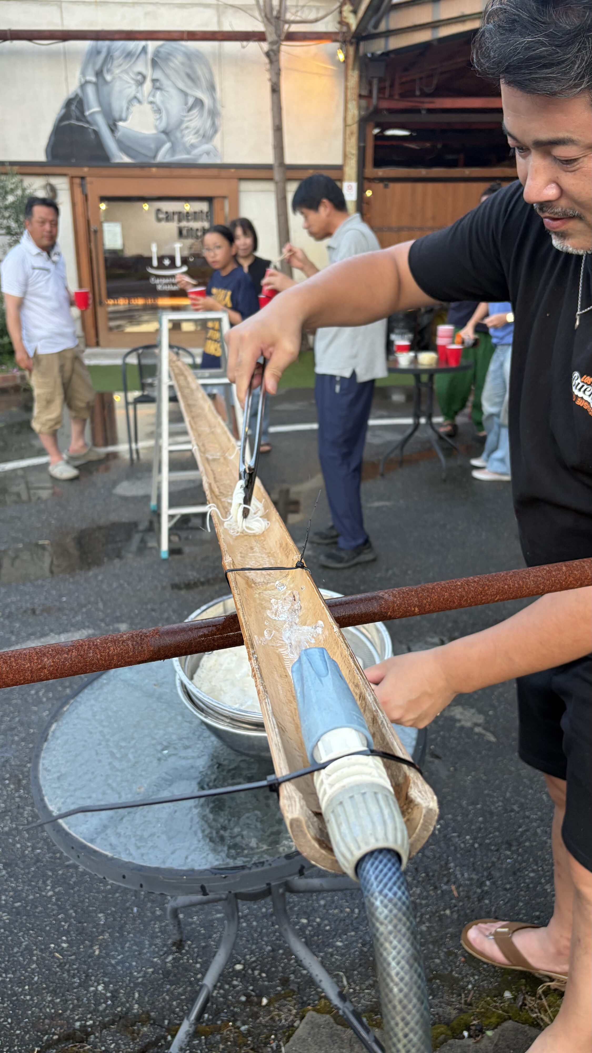 真剣なまなざしでそうめんを流す様子