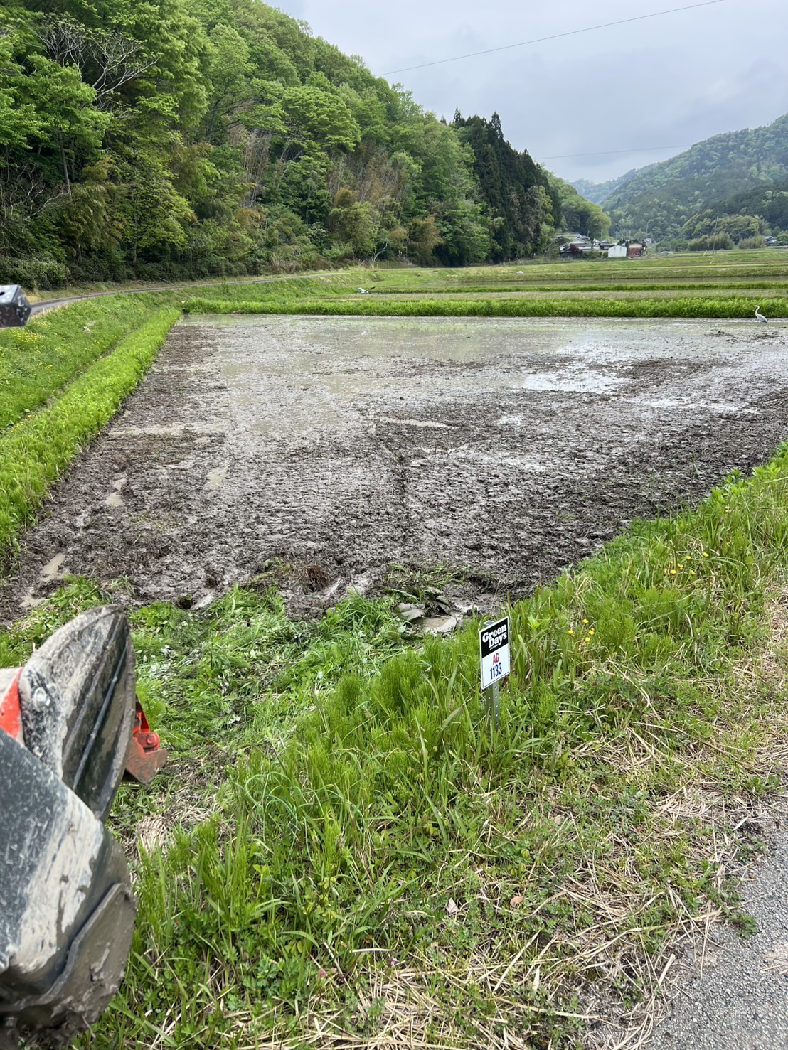 春季の農地基盤整備・大型農機運行風景