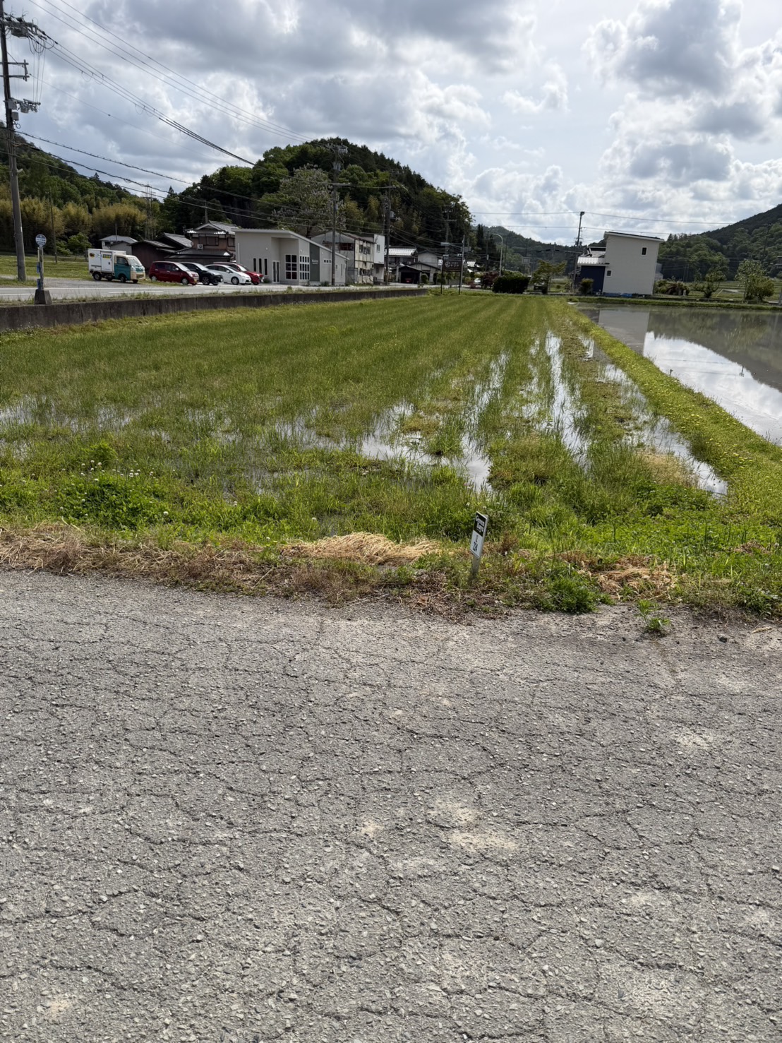 春季の農地基盤整備・大型農機運行風景