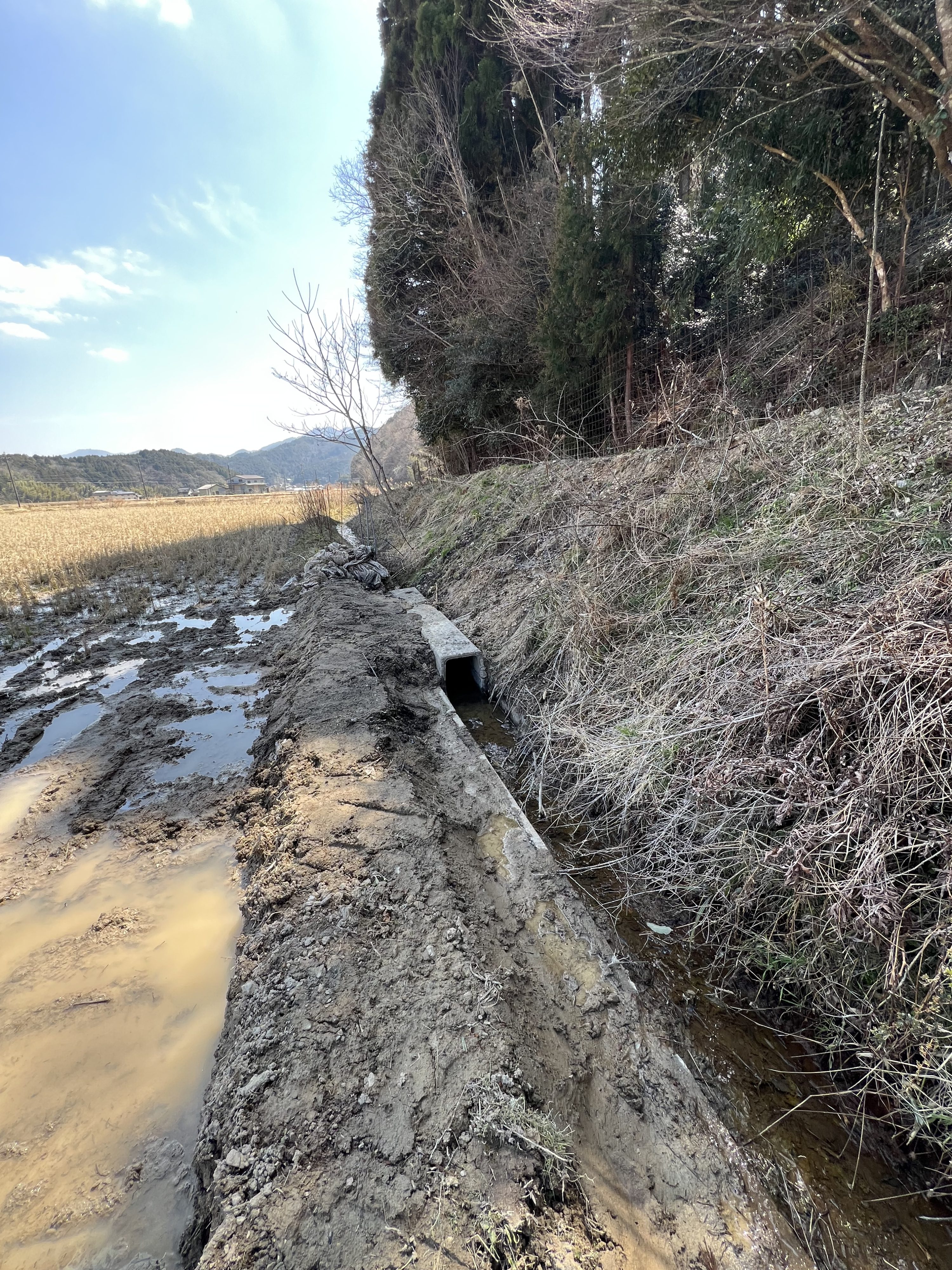 美しく加工された水路と重機作業