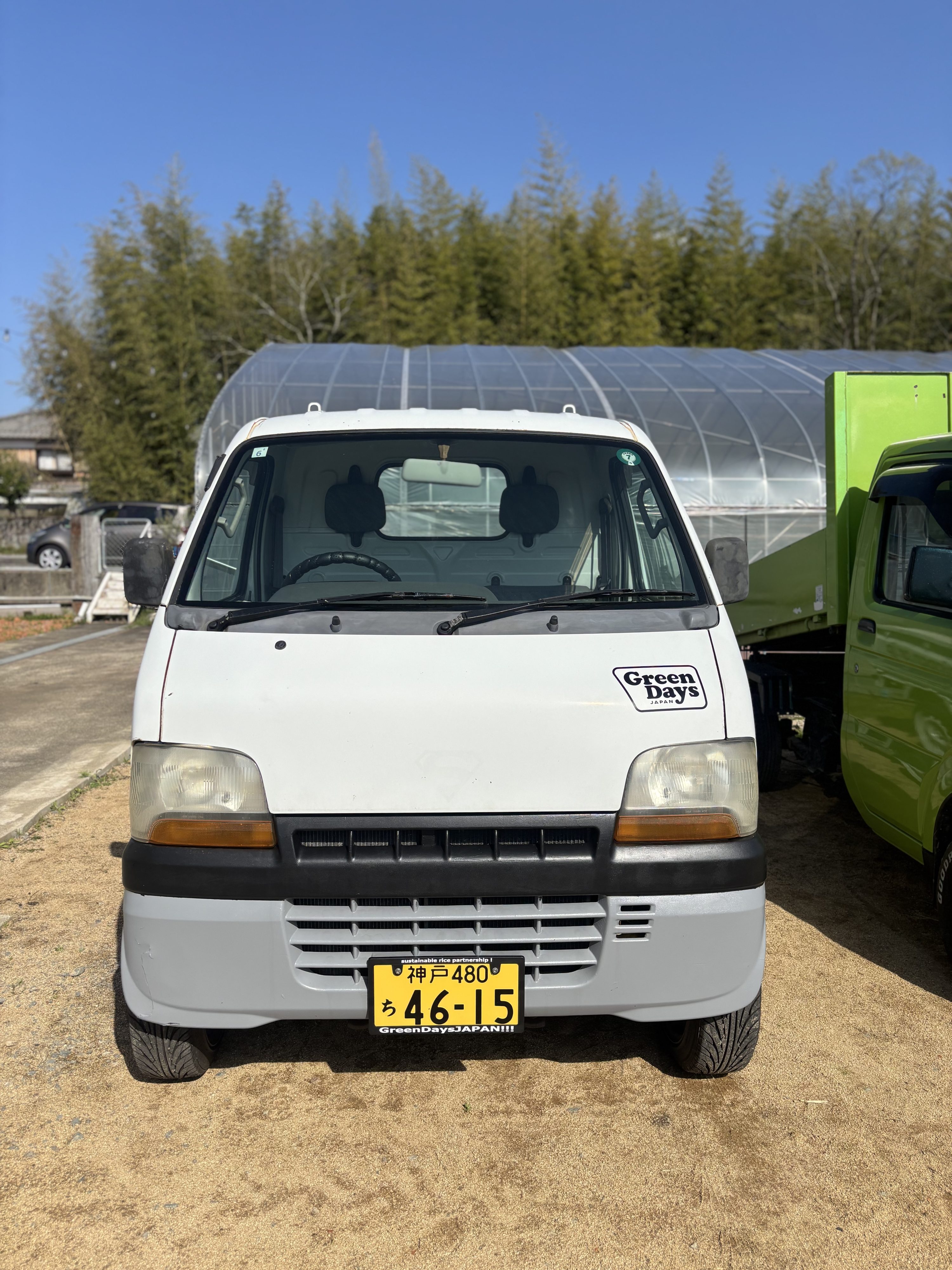 積車・軽トラ・看板並び全景