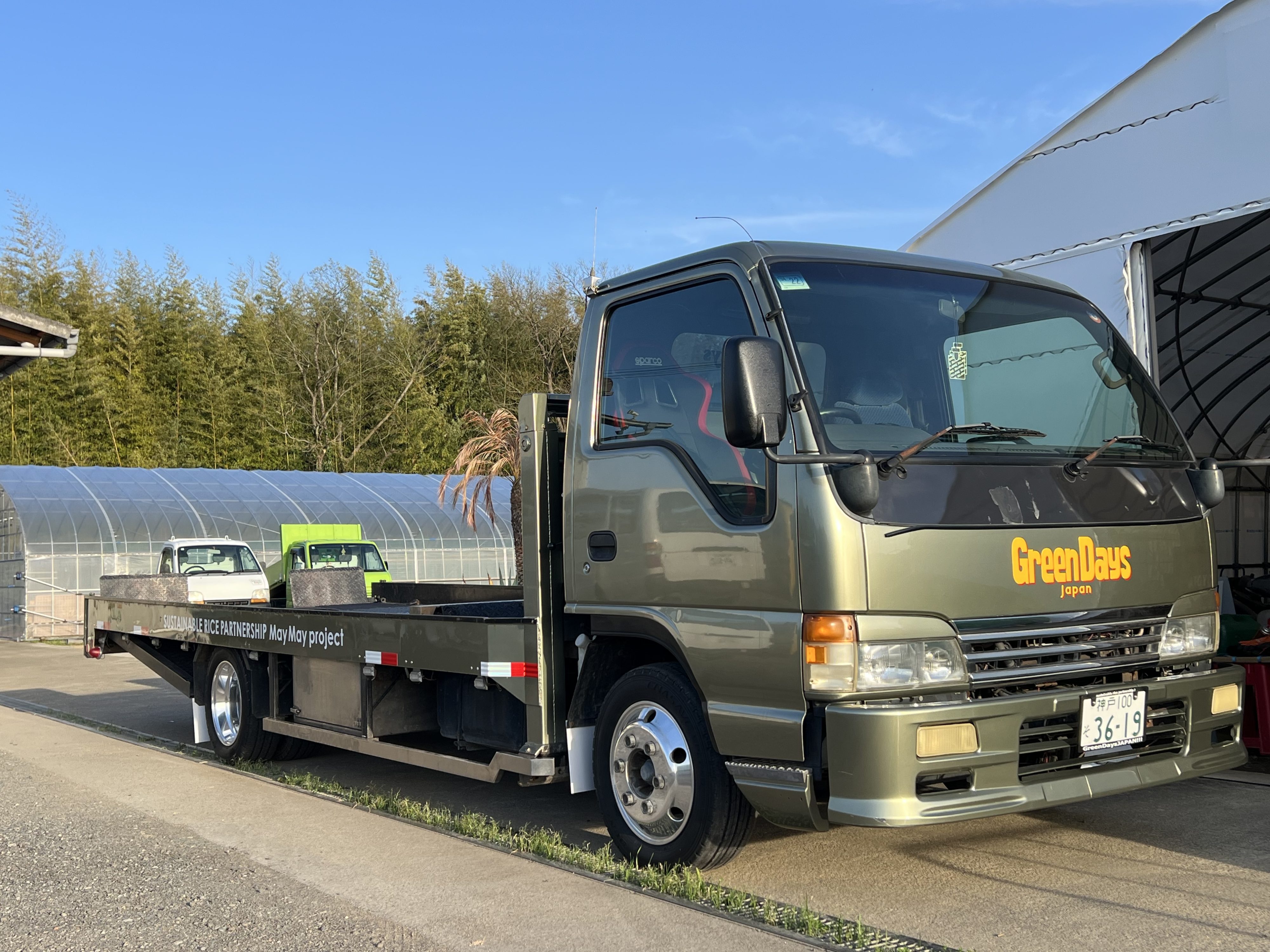 完成したGDJオフィシャル積載車のサイドビュー