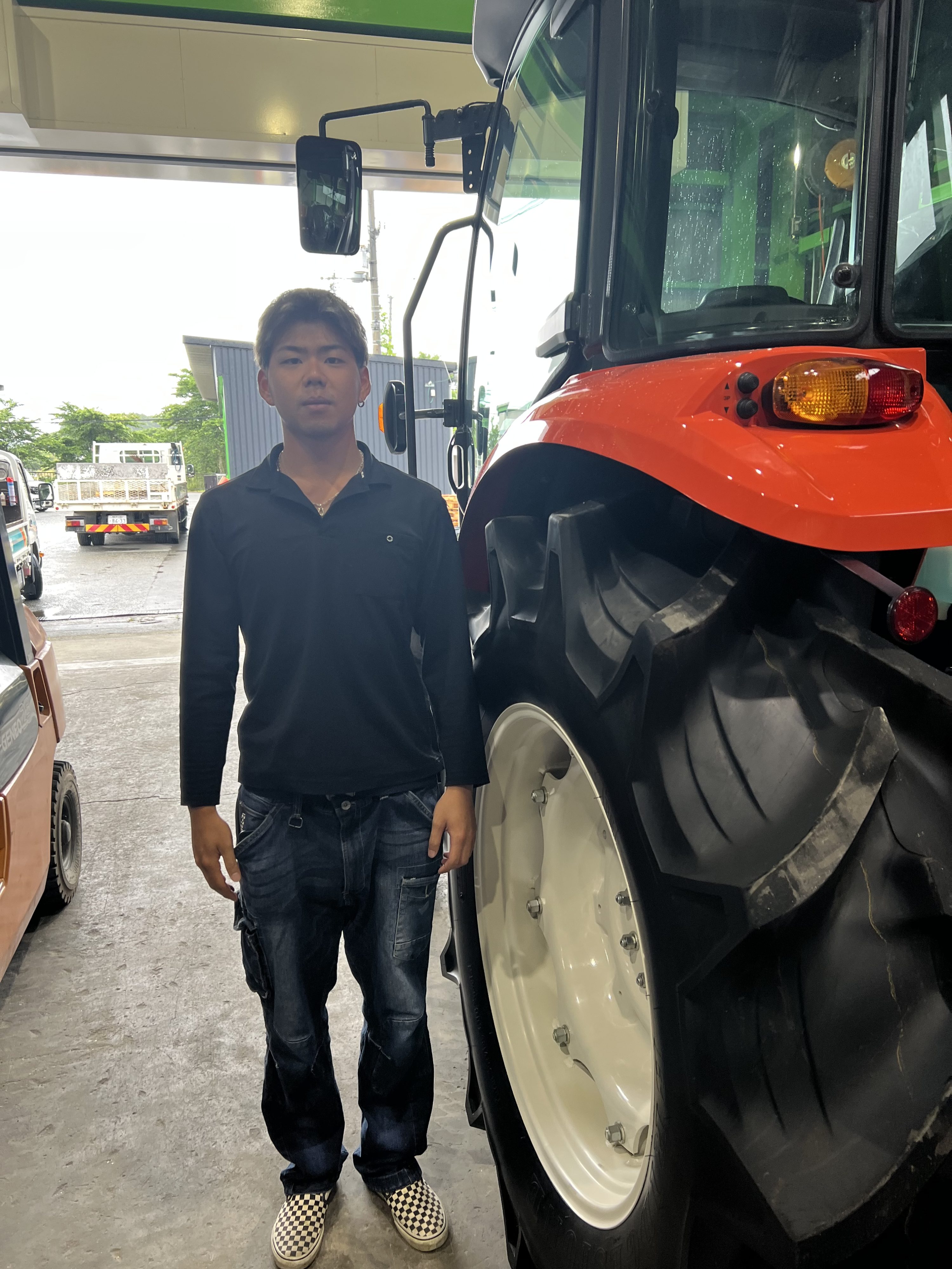 来季の主力機候補となる新型トラクターの前に集まる生産チーム