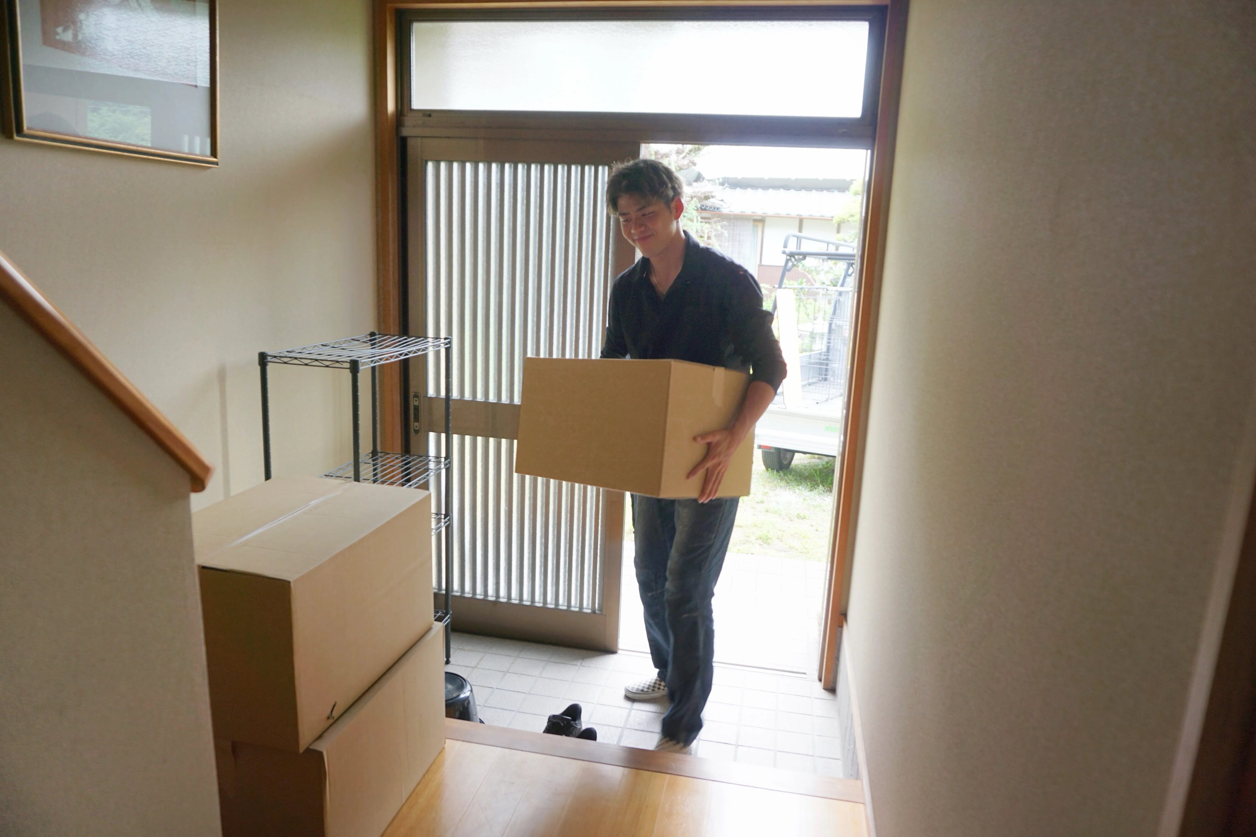 少し照れくさそうな表情を見せながら搬入する徳永