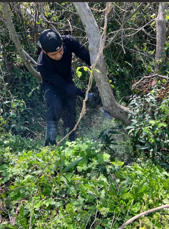 石田の指導のもと石拾いや止水作業に励む徳永